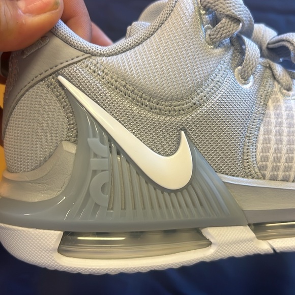 Lebron James Witness VII in grey and white - Picture 2 of 8